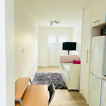 Lovely En-Suite Studio With Kitchen And Free Parking With Walking Distance To Tube Station And Short Train Ride To Central London!! ノースウッド エクステリア 写真