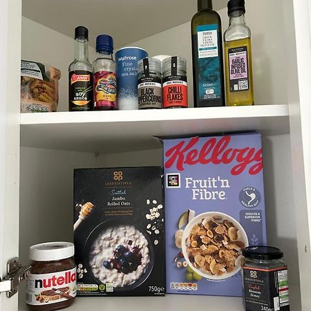 Lovely En-Suite Studio With Kitchen And Free Parking With Walking Distance To Tube Station And Short Train Ride To Central London!! ノースウッド エクステリア 写真