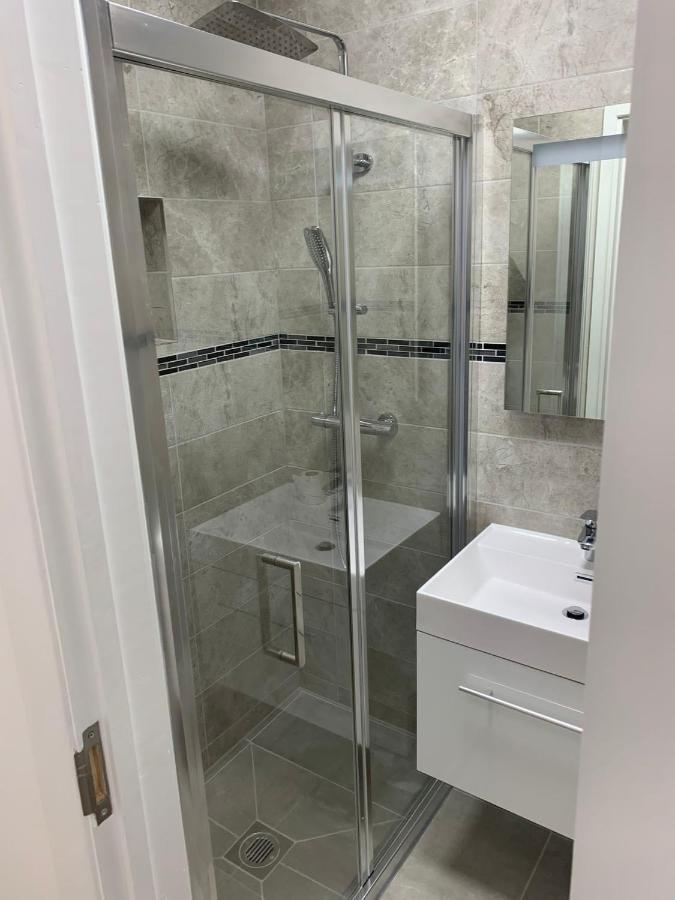 Lovely En-Suite Studio With Kitchen And Free Parking With Walking Distance To Tube Station And Short Train Ride To Central London!! ノースウッド エクステリア 写真