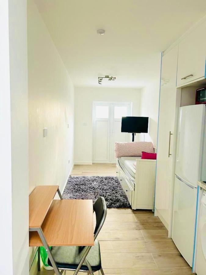 Lovely En-Suite Studio With Kitchen And Free Parking With Walking Distance To Tube Station And Short Train Ride To Central London!! ノースウッド エクステリア 写真