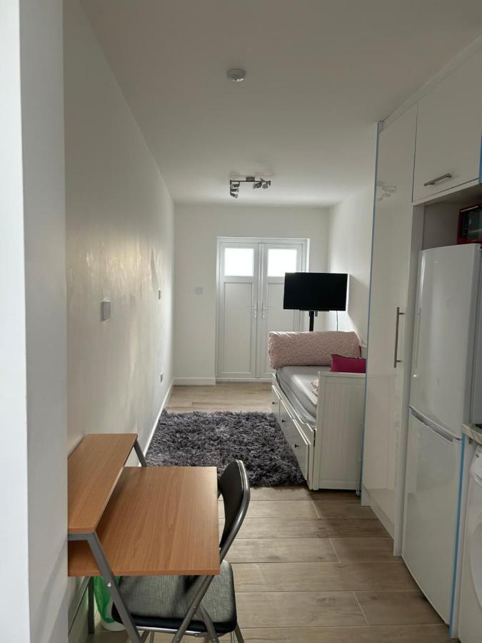 Lovely En-Suite Studio With Kitchen And Free Parking With Walking Distance To Tube Station And Short Train Ride To Central London!! ノースウッド エクステリア 写真